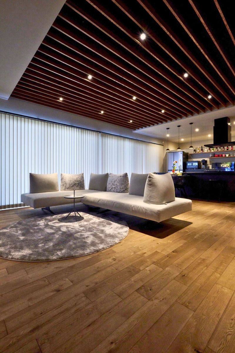 空間に変化をつける天井ルーバーの画像